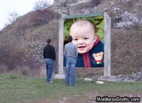 Homens observando a placa