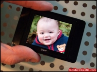 Mão segurando um celular