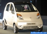Dirigindo um carro branco