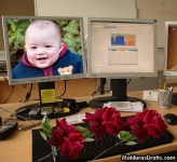 Monitores e rosas sobre o teclado