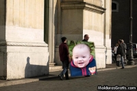Homens transportando quadro