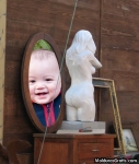 Quadro e escultura feminina