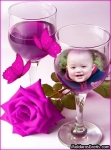 Taça de vinho, borboletas e rosa